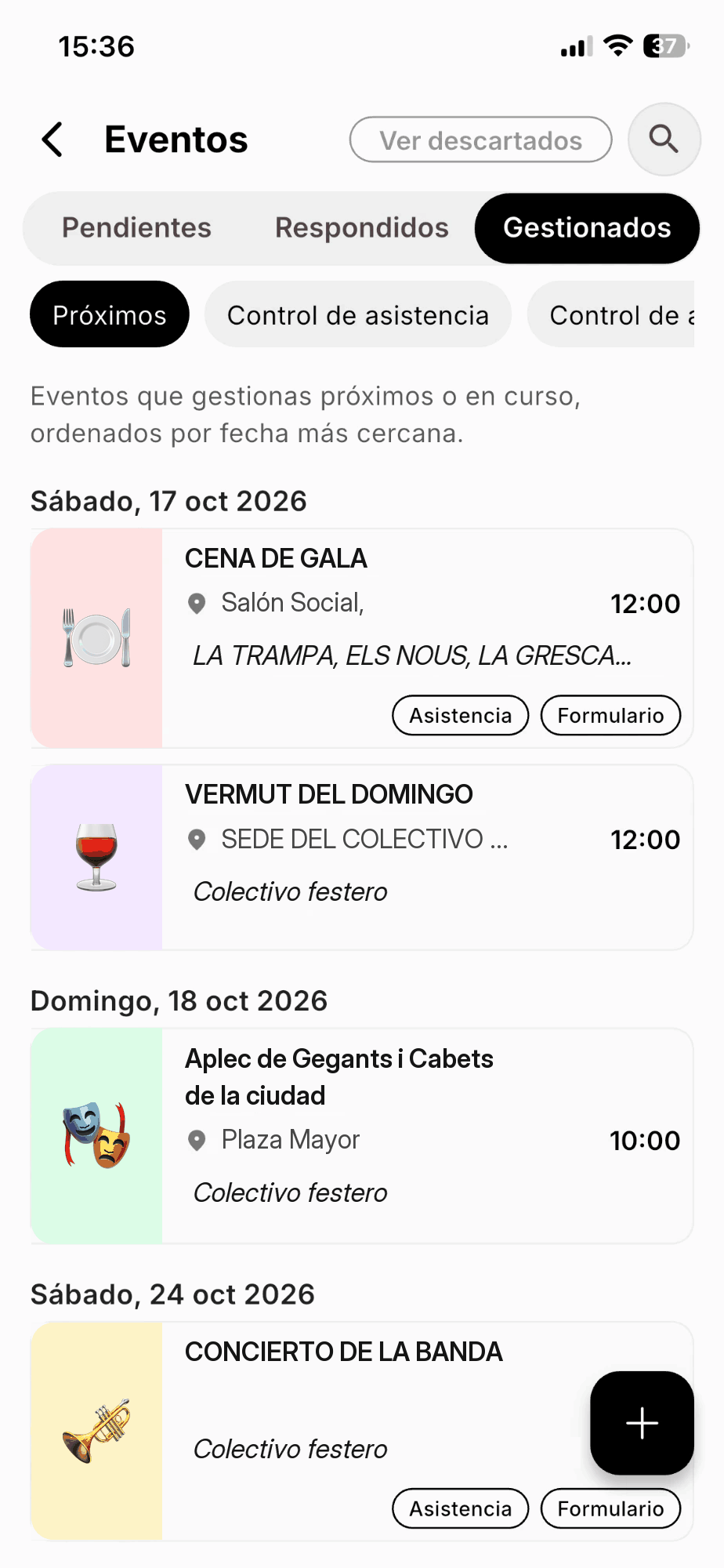 Eventos en la app, pestaña Gestionados con el filtro Próximos: lista de eventos por fecha con su imagen, título, lugar, hora y etiquetas de asistencia y formulario, y el botón para crear un evento