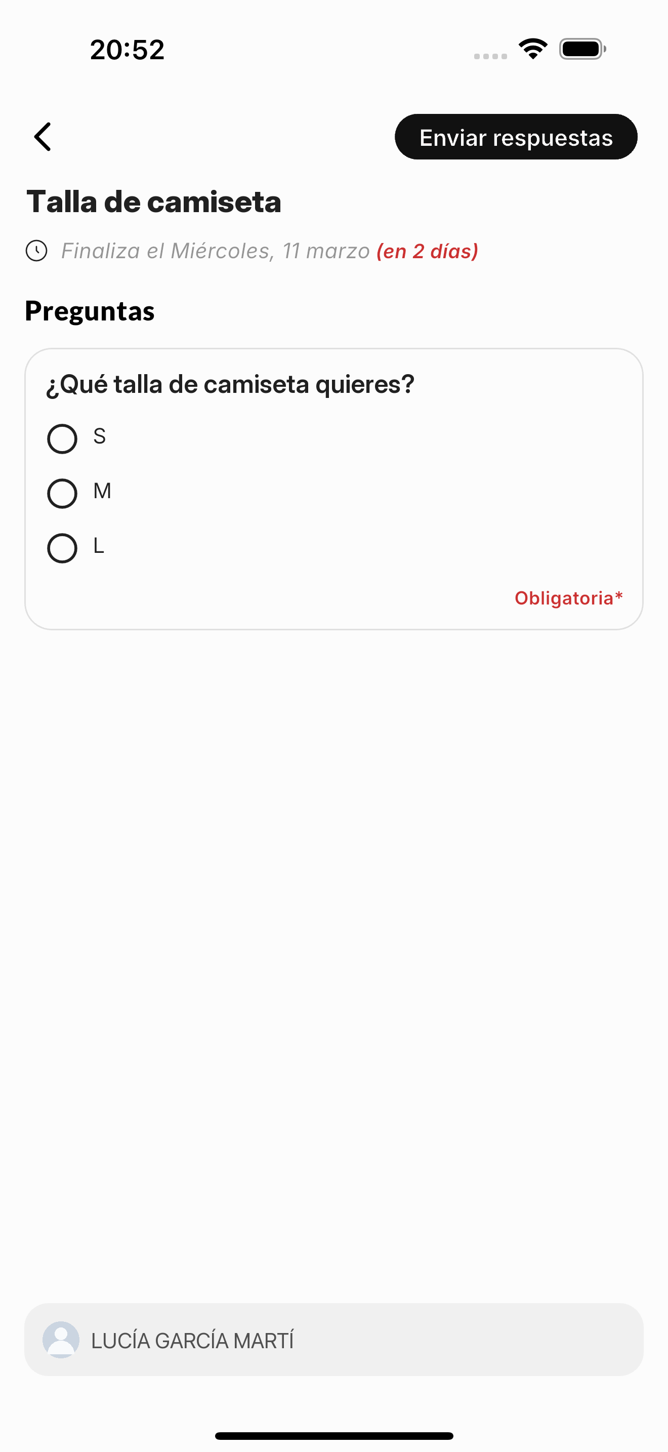 Pantalla para responder un formulario en la app: título, fecha de cierre, la pregunta de la talla de camiseta marcada como obligatoria y el botón Enviar respuestas